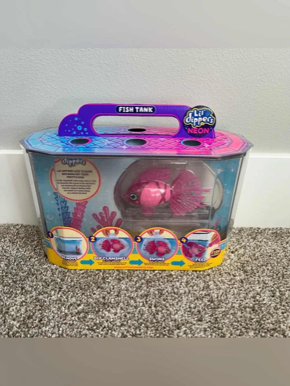 NWT Little Live Pets Lil Dippers Neon Fish with Fish Tank